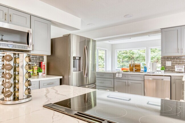 Building Photo - 3201 SW Sherwood Pl