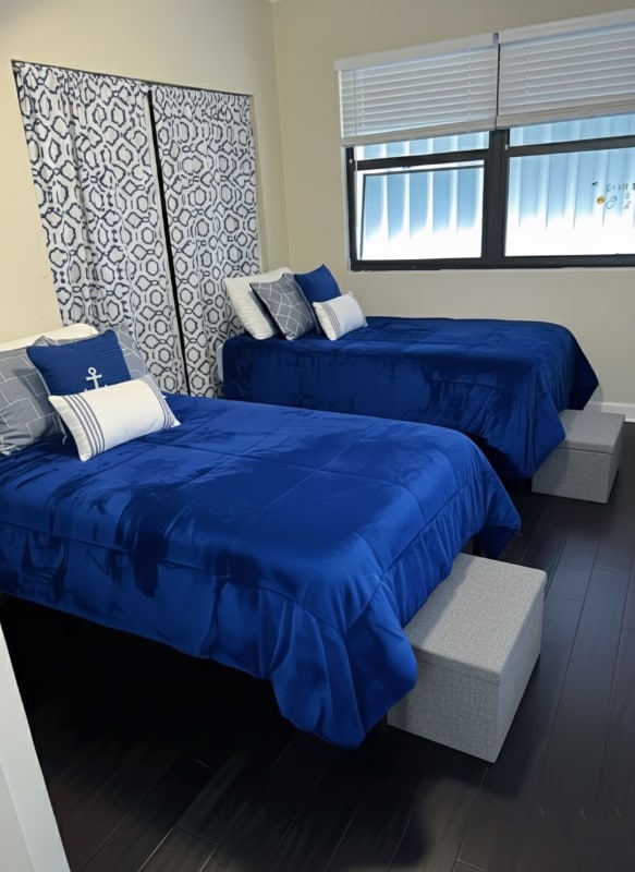 Building Photo - 916 W Drew St