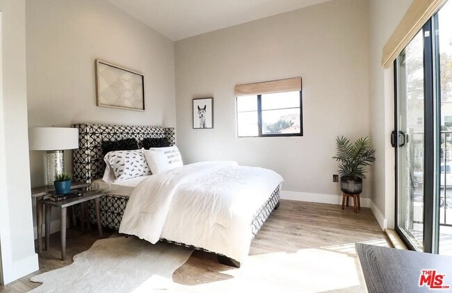 Building Photo - 1253 S Plymouth Blvd