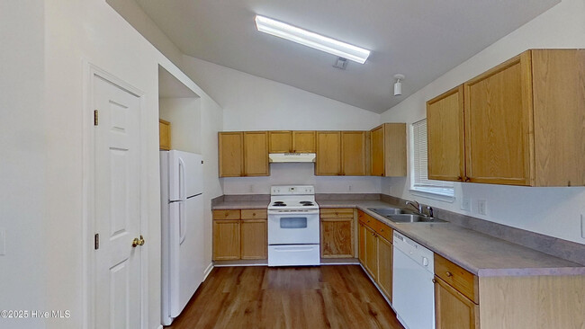 Building Photo - 4252 Sunglow Dr