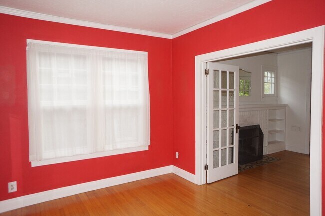 Building Photo - N.E Rose City Bungalow Pet Friendly