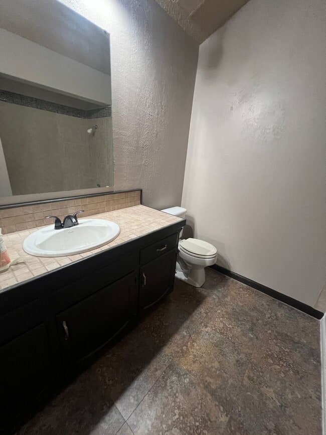 Building Photo - 4 bedroom/2 bath house