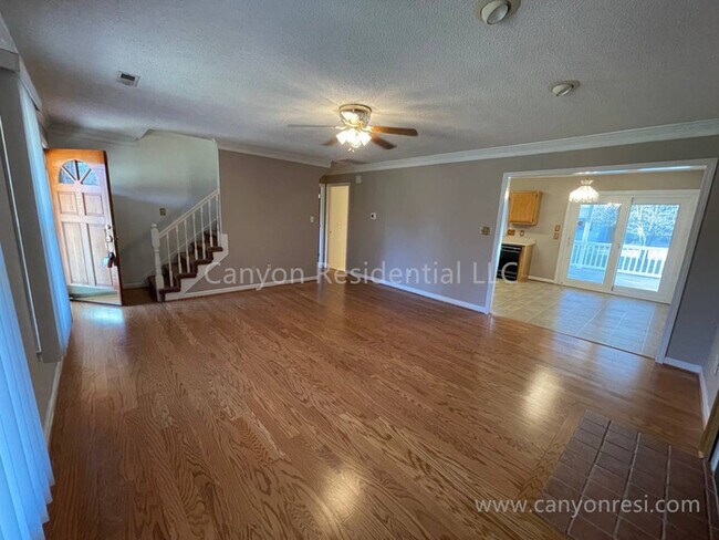 Building Photo - Beautiful 3b2b, ready to move in!