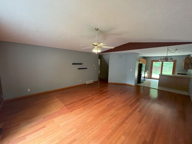 Building Photo - 4262 Eagle Crest Dr