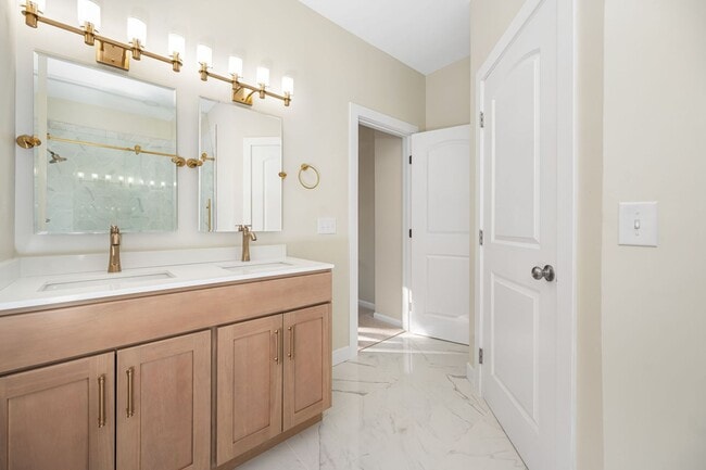Building Photo - NORTHSIDE RARE GEM - FULLY RENOVATED 5+ BE...