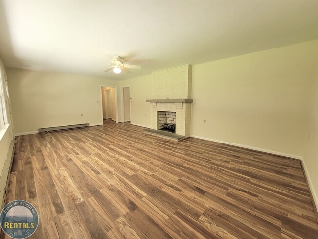 Building Photo - Spacious House Located off the 105 Bypass