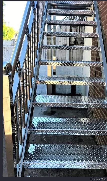 Building Photo - 1574 Paulding Ave