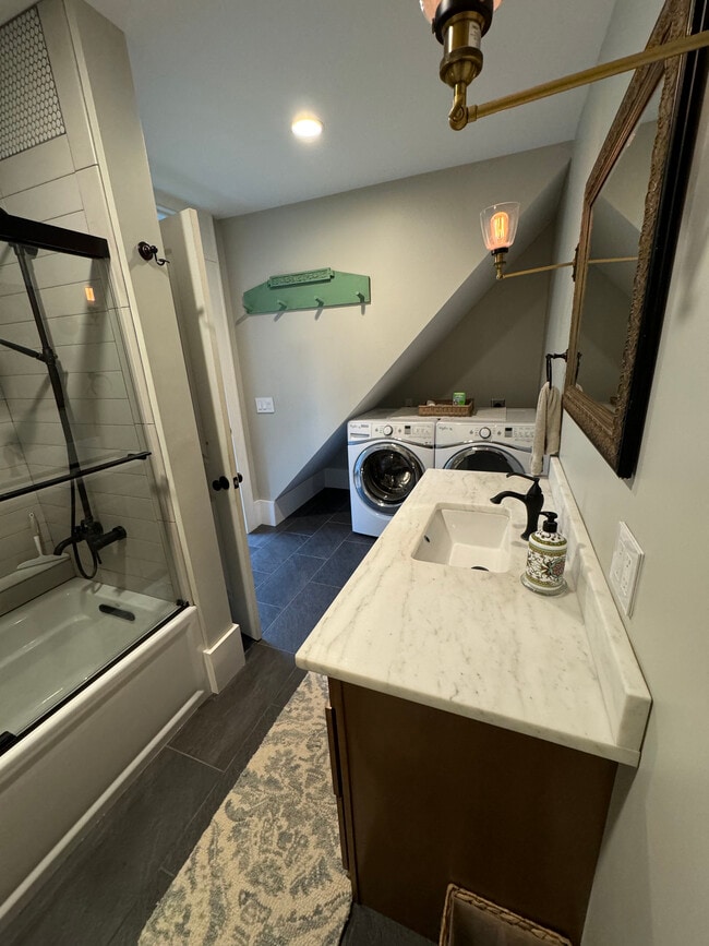 Building Photo - 147 Lincolnville Ave