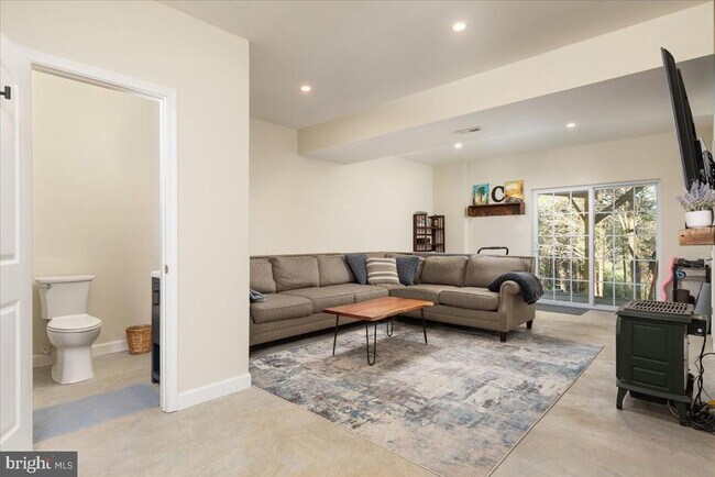 Building Photo - 321 Whispering Echos Dr