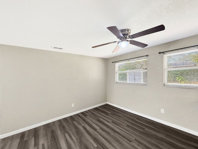 Building Photo - 122 Drew Ave