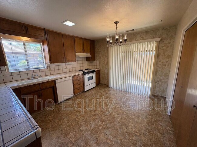 Building Photo - 811 W Arlen Ct