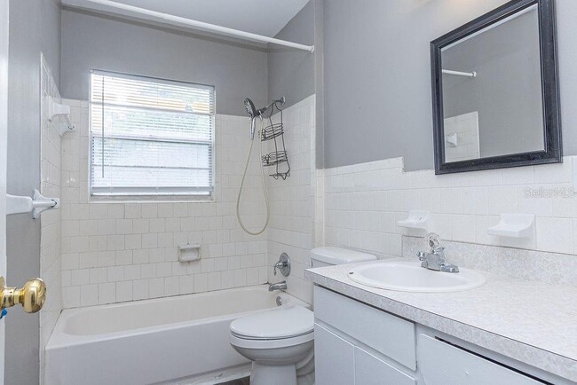 Building Photo - 832 E Indiana Ave