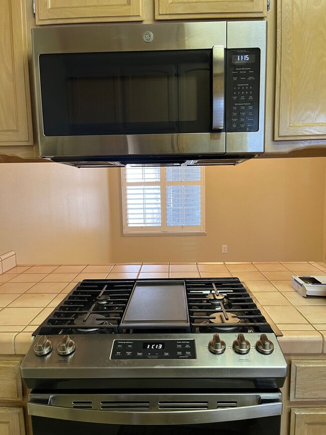 Building Photo - Spacious 3 Bedroom, 2-bathroom Beautiful H...