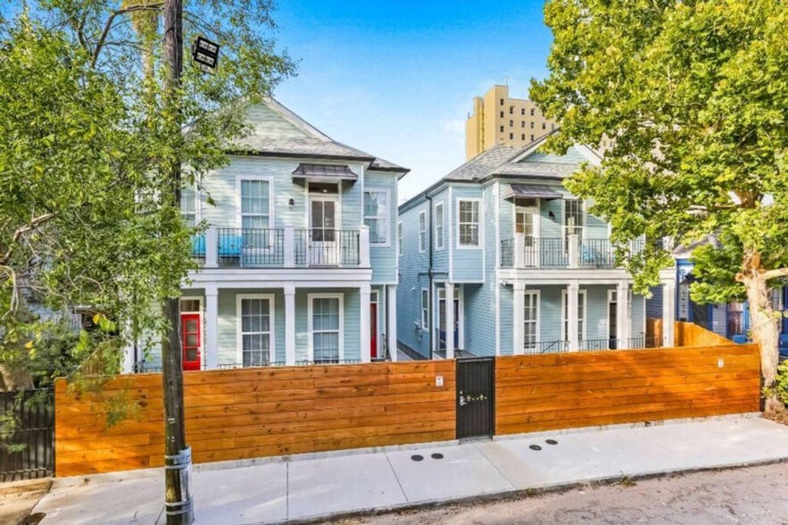 Building Photo - 1233 St Charles Ave