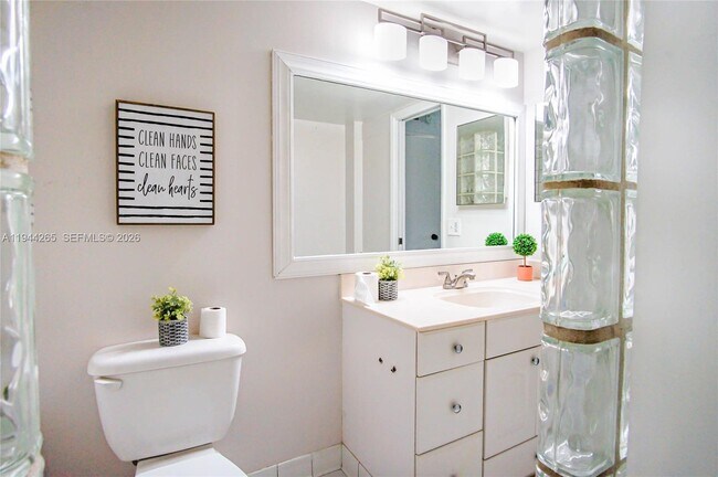 Building Photo - 606 Gardens Dr