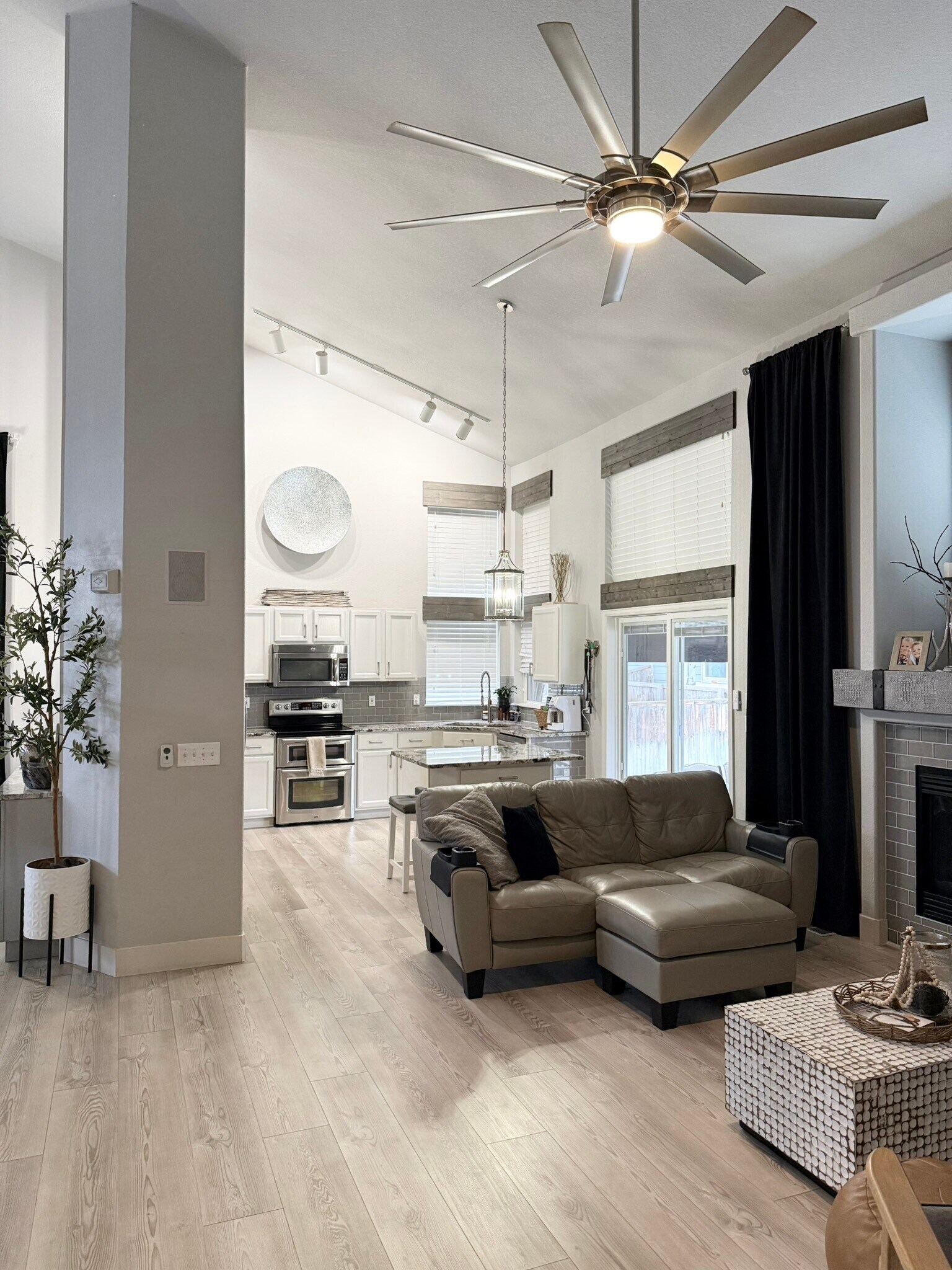 Building Photo - 562 E 133rd Ct