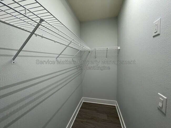 Building Photo - 914 E Wright St