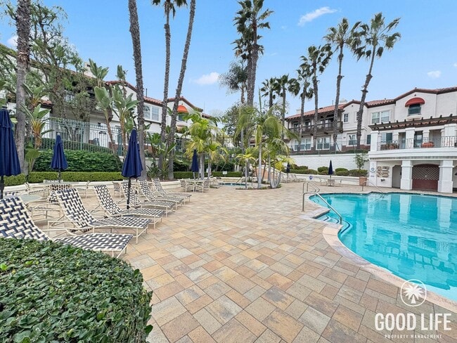 Building Photo - Bright 2Bd/2.5Ba End Unit w/Water/Sewer/Trash Included In Prestigious Tustin Community!