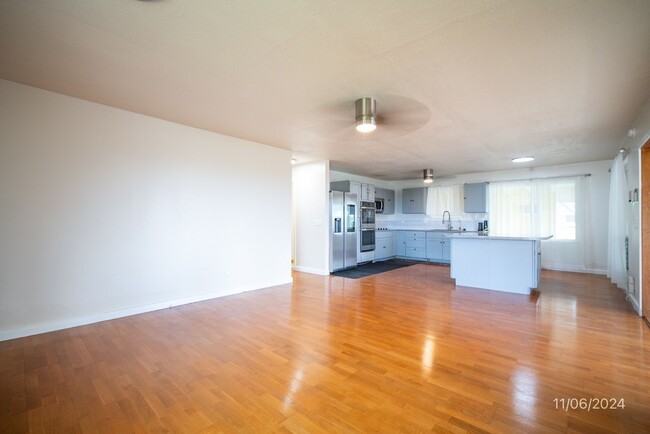 Building Photo - 3 bd / 2 ba Upstairs Unit in a Triplex