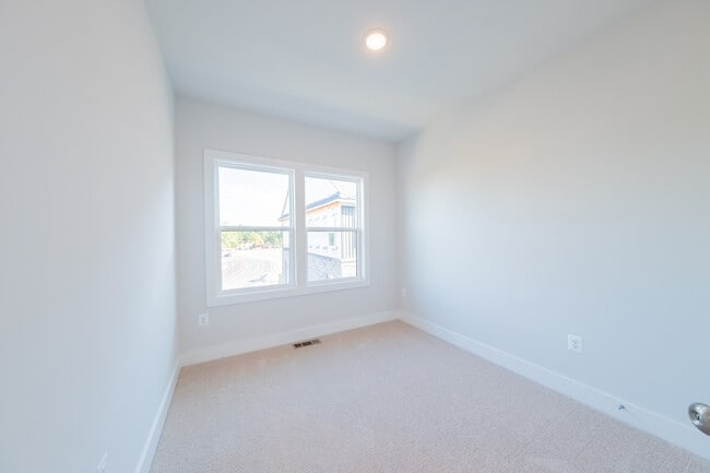 Building Photo - 10118 Virginia Blvd