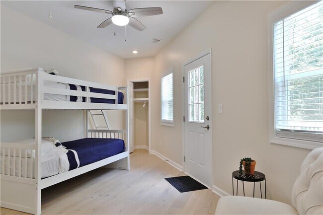 Building Photo - 2125 Clay Rd SW