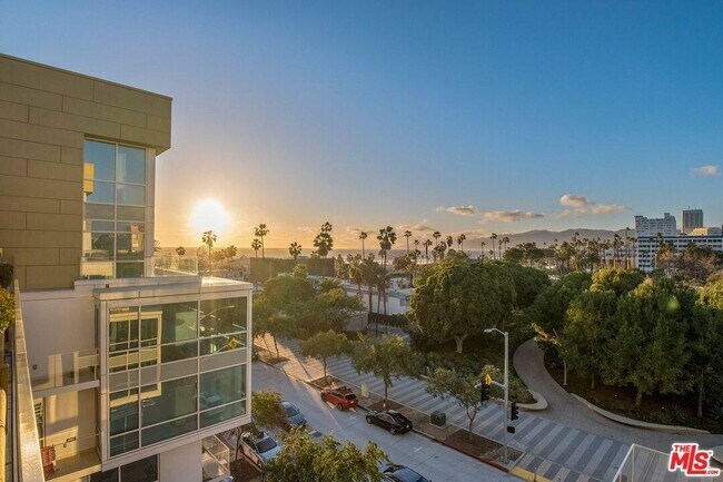 Building Photo - 1705 Ocean Ave