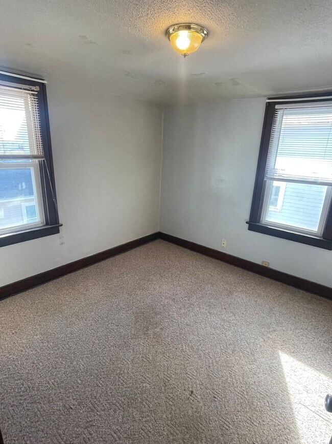 Building Photo - Dawes, 306-308