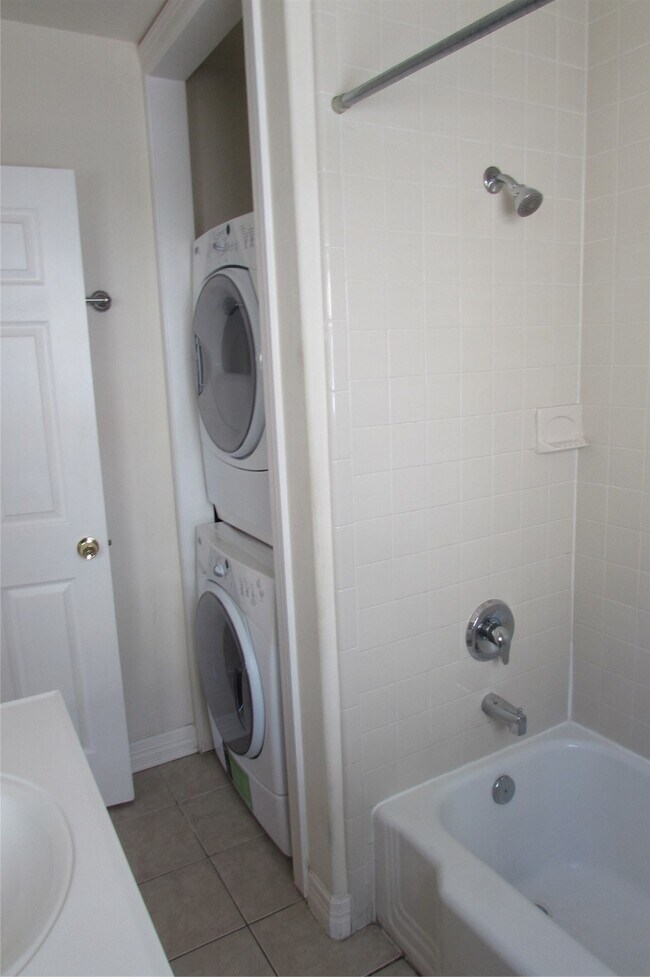 Building Photo - 2513 Shakespeare St