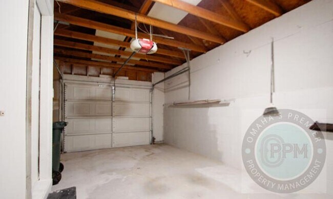 Building Photo - Spacious 4-bedroom, 3-bath home in Omaha