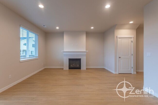 Building Photo - 124 S 88th Dr