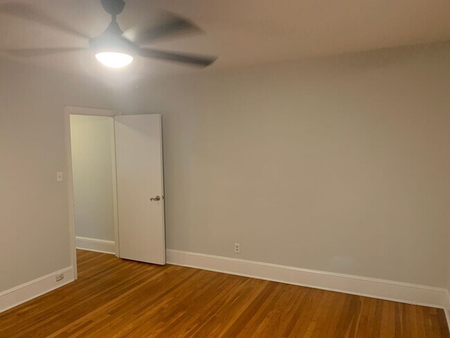 Building Photo - Cozy Condo located in the Queen Selwyn Com...