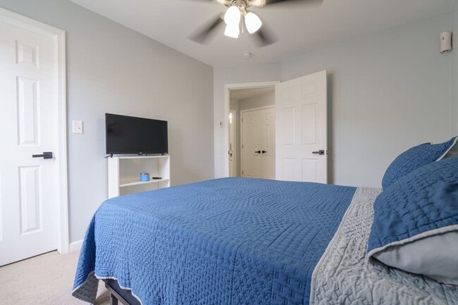 Building Photo - MOVE IN READY 3 Bedroom in the Heart of No...