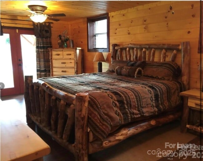 Building Photo - 1011 Lakeshore Dr