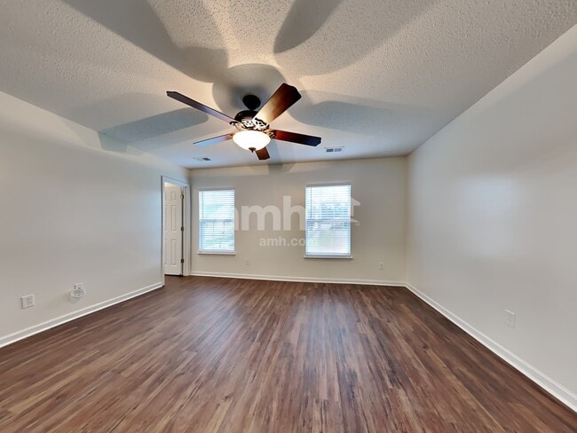 Building Photo - 425 Green Park Ln