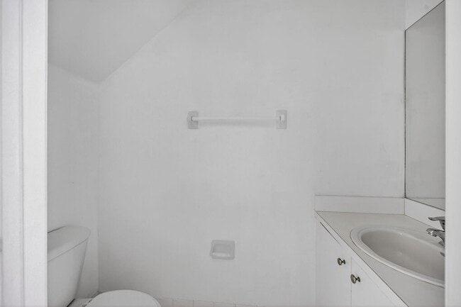 Building Photo - 1575 NE 33rd Ave