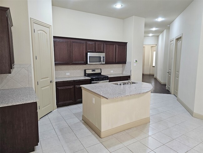 Building Photo - 4012 Eaton Park Dr