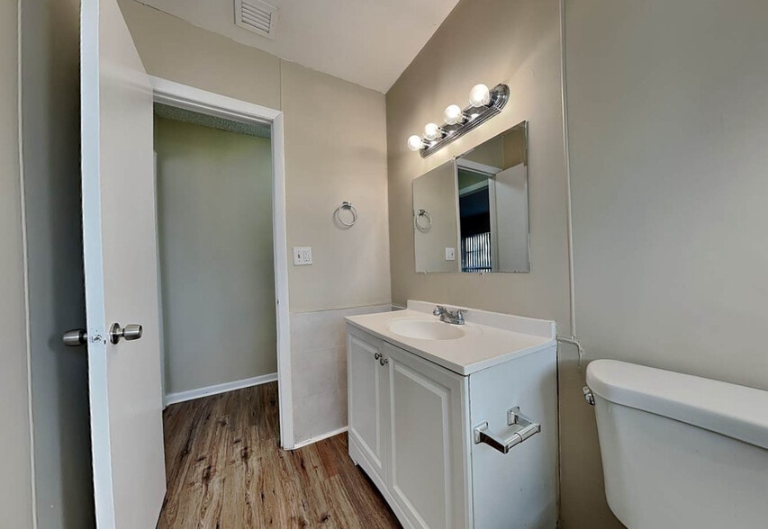 Building Photo - 4967 SW 4th St