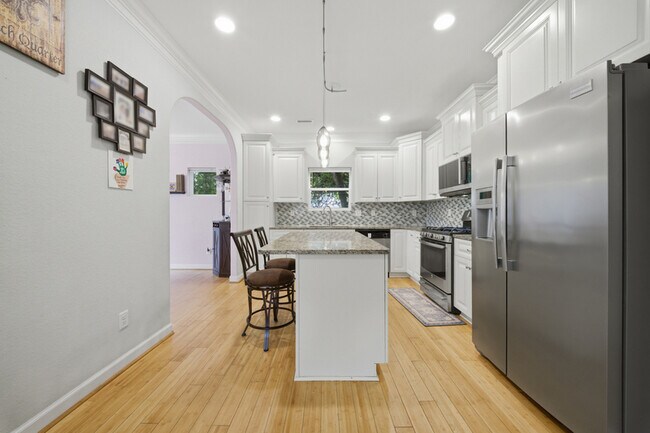 Building Photo - 431 Shorewood Pl