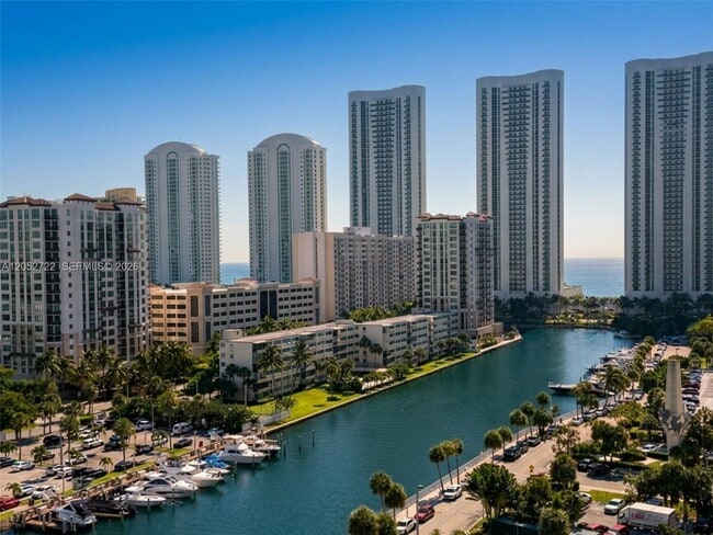 Building Photo - 500 Bayview Dr
