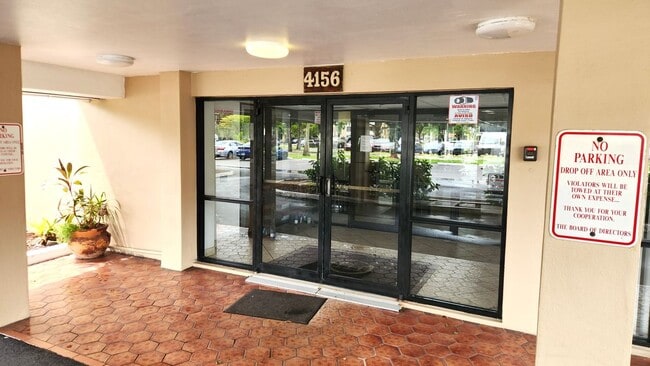 Building Photo - 4156 Inverrary Dr
