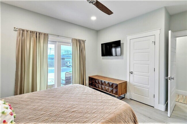 Building Photo - 224 E Oaks Ave