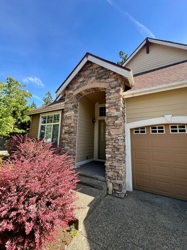 Building Photo - PENDING APPLICATION; Spacious Home on Golf Course  - All Bedrooms En Suite