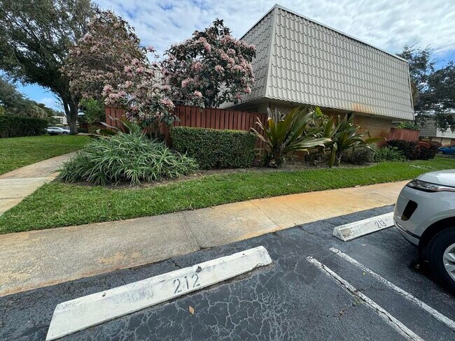 Building Photo - 1700 Embassy Dr