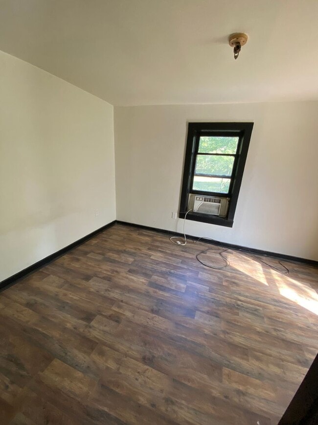 Building Photo - Two Bedroom One Bath