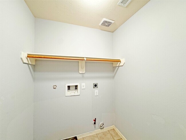 Building Photo - 6222 Skyline Dr