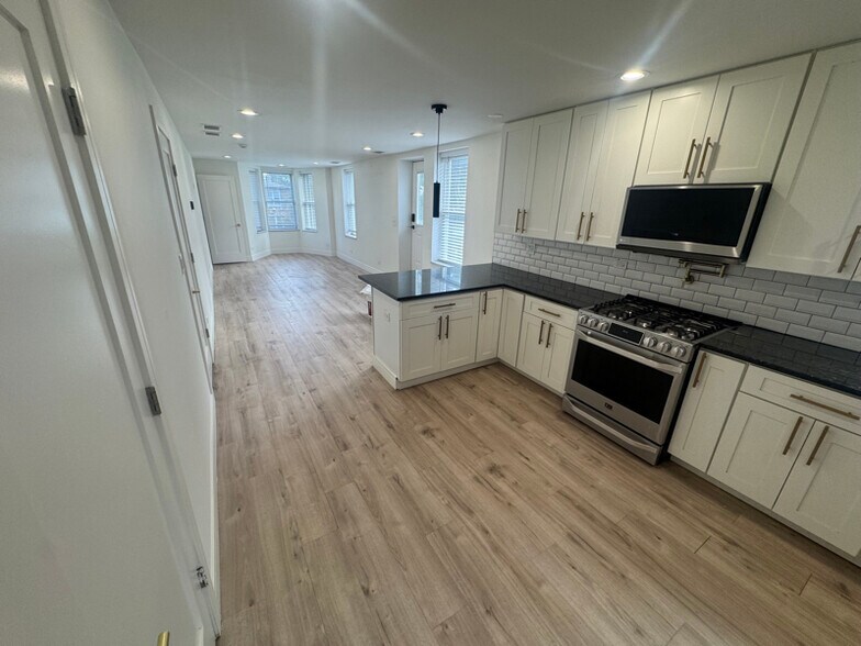 Building Photo - 4036 Amelia Ave