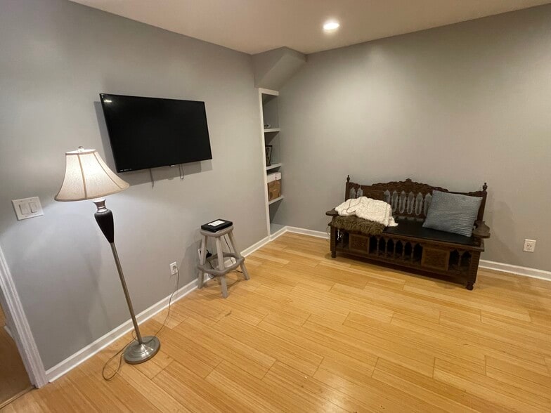 Family room B - 4844 Daisy St