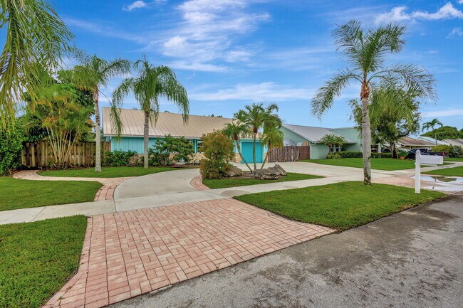 Building Photo - 1402 Cormorant Rd