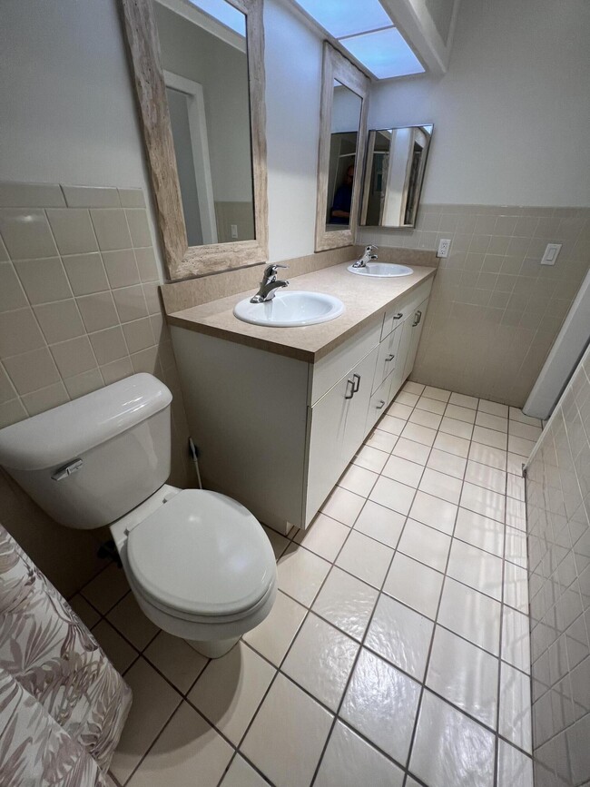 Building Photo - 1050 E Sample Rd