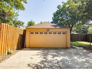 Building Photo - 2222 Carnes St